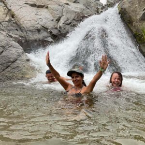 mujer nadando en rio 300x300